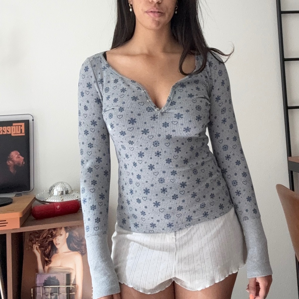 Frankies Bikinis Grey Snowflake Heart Waffle Knit Henley Thermal Top Medium